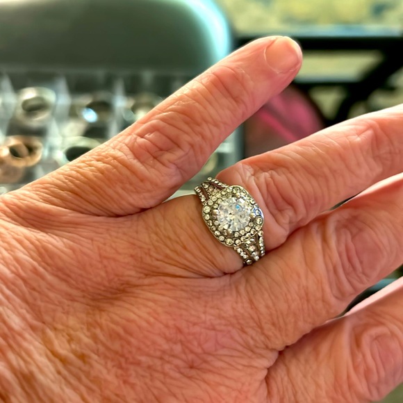 ♥️Boho Style Ring , large round Zircon, surrounded by ave set stones, 925 plated - Picture 3 of 15